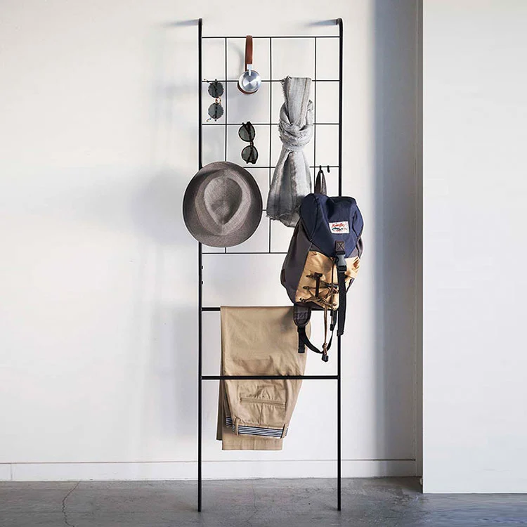 Kylpyhuoneen metallijalusta pyyheteline