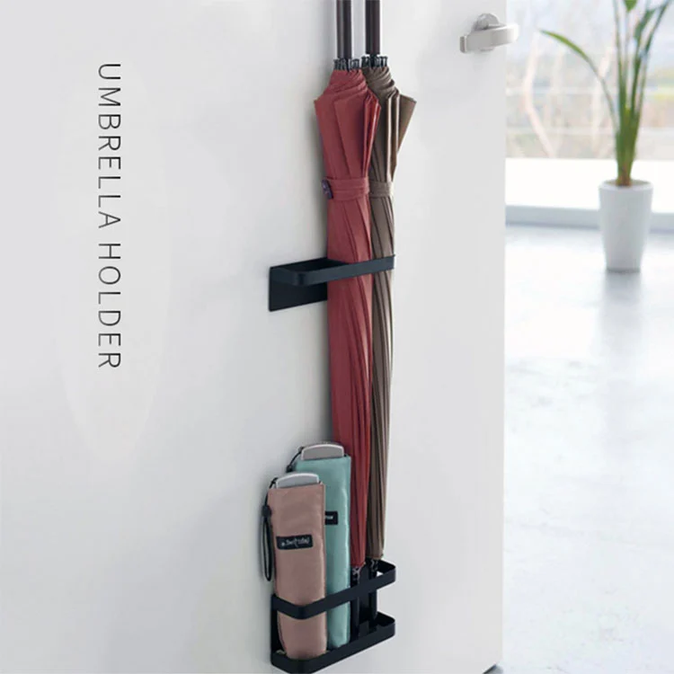 Oven sivukulmassa seisovat vedenpitävät sateenvarjotelineet